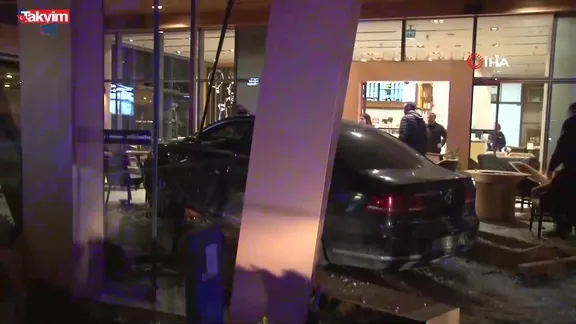 Bakırköy’de otomobil kafeye daldı: 6 yaralı