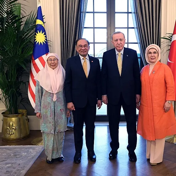 Enver eşiyle katıldı