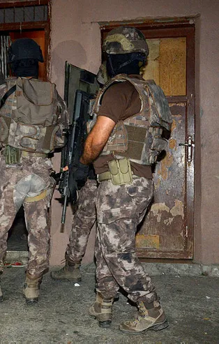 Adana'da aranan hükümlülere şafak operasyonu!