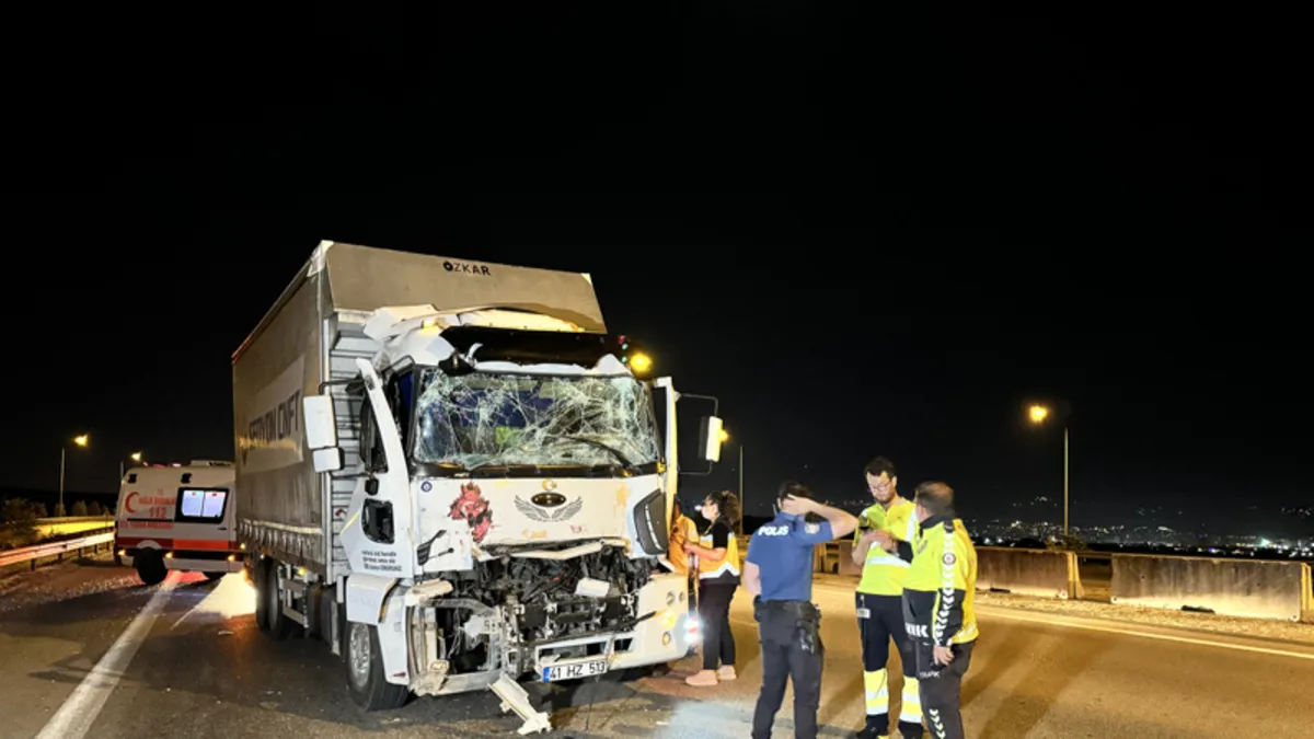 Bursa'da kamyon TIR'a çarptı! Trafiği kilitleyen kaza