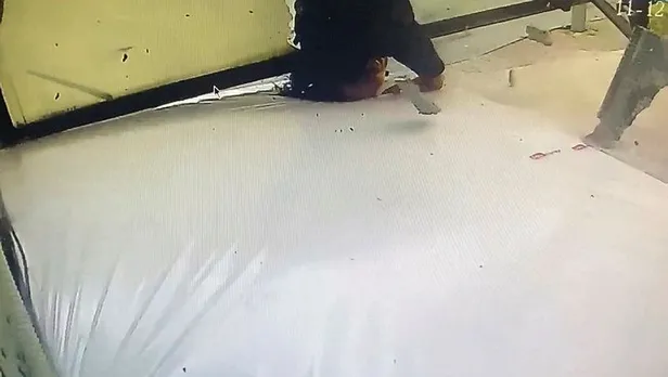 SON DAKİKA: Kağıthane'de dehşet anları kamerada: 3. kattan aşağıya düşen genç kadını sünger kurtardı-1