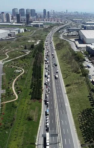 Son dakika: TEM Otoyolu'nda trafik denetimi: Kilometrelerce araç kuyruğu oluştu | 16 Nisan yol durumu