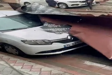 Sultangazi’de çatı uçtu 3 otomobil zarar gördü