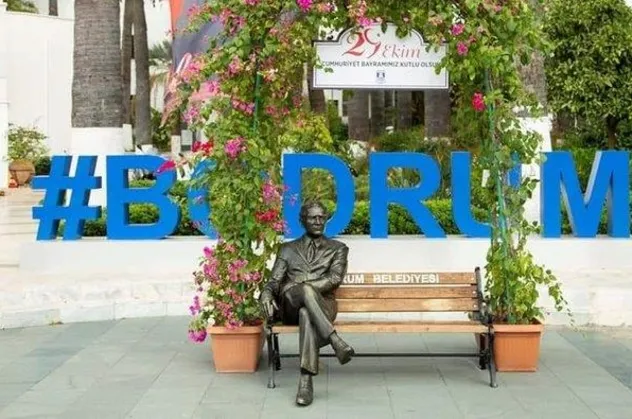 CHP'li Bodrum Belediyesi’nin ‘bankta oturan Atatürk heykeli’ tartışma yarattı