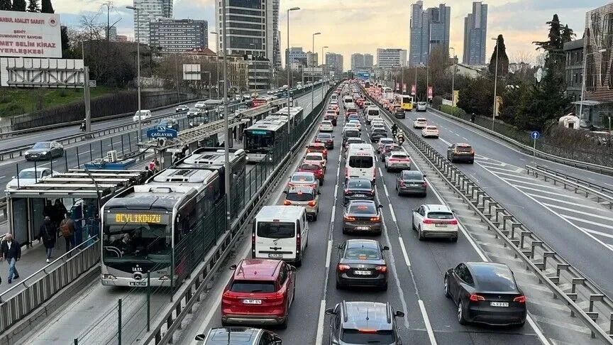 istanbulda-trafik-yogunlugu-yuzde-75-anadolu-yakasinda-yuzde-75-1788762341161.jpeg İstanbul'da Okula Uyum Haftası trafiği: Anadolu Yakası'nda yoğunluk yüzde 75'e, kent genelinde yüzde 65'e çıktı-4