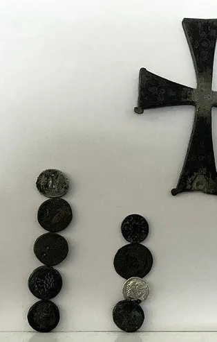 Otomobilden 2 haç ile 24 sikke çıktı! Yer: Adana