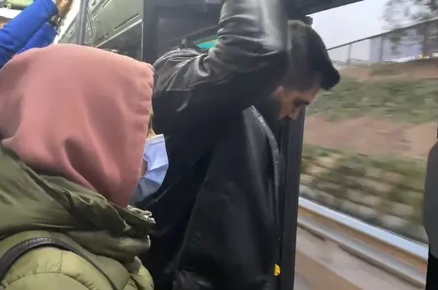 Yer: Kadıköy! İETT'de tehlikeli yolculuk! Trafikte kapısı açık bir şekilde devam etti