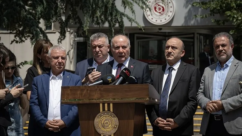 kamu-iscisine-3-zam-teklifi-belli-oldu-yuzde-7lik-revize-geldi-iste-son-oran-1752842537128.jpeg