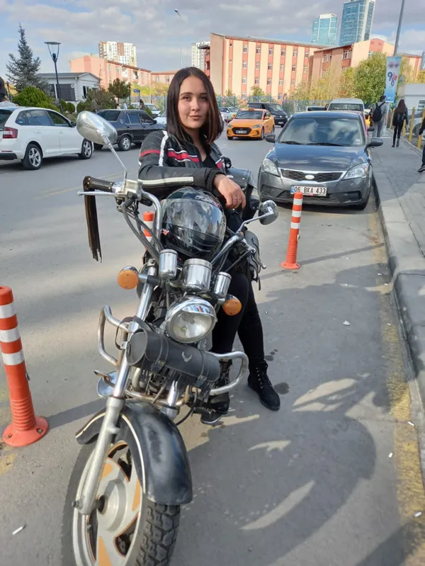 ankarada-motosikletli-kadin-kurye-esra-nur-olgun-trafikte-beyzbol-sopasiyla-darbedildi-o-anlar-saniye-saniye-kamerada-1637743343479.jpg Ankara'da motosikletli kadın kurye Esra Nur Olgun trafikte beyzbol sopasıyla darbedildi! O anlar saniye saniye kamerada-4