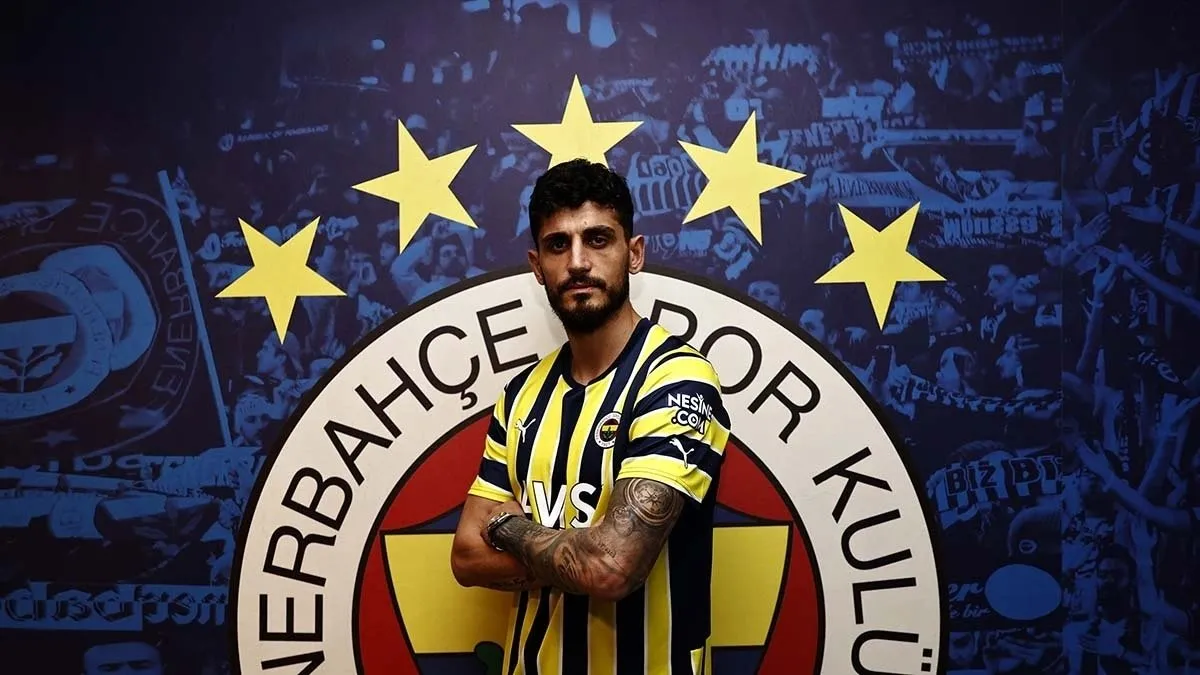 Son dakika transfer haberi | Fenerbahçe’de yıldız oyuncunun durumu belli oldu! Kalacak mı gidecek mi?