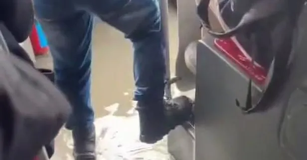 İstanbul'u sağanak yağış vurdu! Araçlar yollarda mahsur kaldı | İETT otobüsünü su bastı: Yolcular ayakta durmakta zorlandı