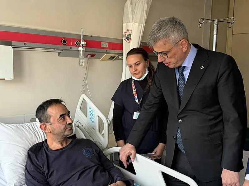 Sağlık Bakanı Kemal Memişoğlu (sağda), Bolu Kartalkaya Kayak Merkezi'ndeki Grand Kartal Otel'de çıkan yangında yaralananları, tedavi gördükleri hastanede ziyaret etti. (AA)