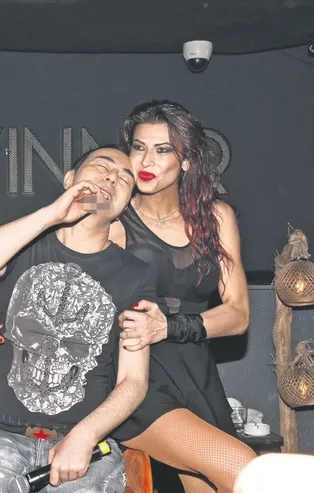 MS hastası olan Serdar Ortaç ilaçlarıyla birlikte alkol alınca mekandan tekerlekli sandalyeyle çıkarıldı