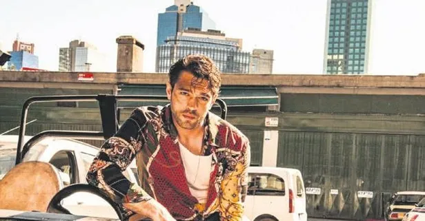 Furkan Andıç, özel bir çekim için otomobil tamircisi kılığında poz verdi