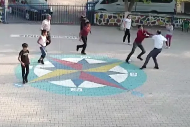 Diyarbakır'daki okulda dayak skandalı! Veliler çocukların gözü önünde öğretmeni dövdü-2
