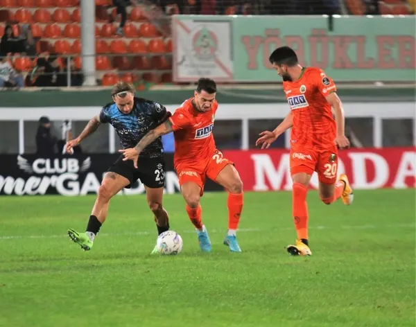 belhanda-kizardi-alanyaspor-adana-demirpor-puanlari-paylasti-1668196016254.jpeg