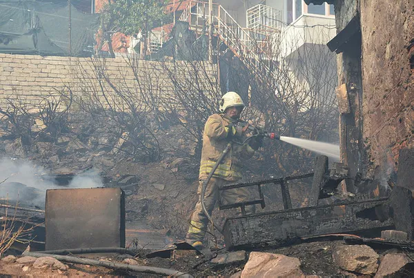 Maltepe Başıbüyük Ormanı'ndaki yangın söndürüldü!-3