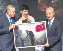 HKÜ öğrencisi Mert Can Altun Başkan Erdoğan’a eserini takdim etti