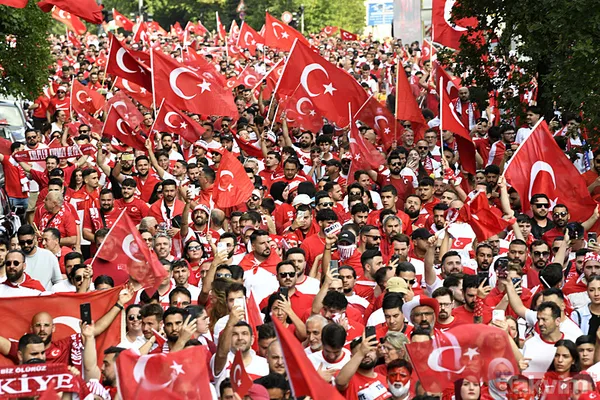 Türkiye-Çekya maçı öncesi Türk taraftarlar Hamburg sokaklarını kırmızı-beyaza boyadı! İşte görsel şölenden kareler... - 2