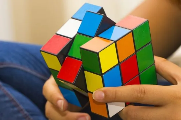 Rubik küp nasıl çözülür? Rubik küpü icat eden kimdir? İşte en kolay Rubik küp çözümü!