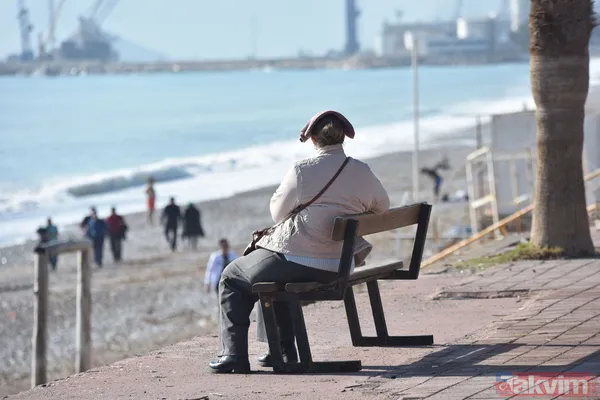 Antalya'da yılın ilk gününde deniz keyfi! 'Deniz suyu sıcak' - 6
