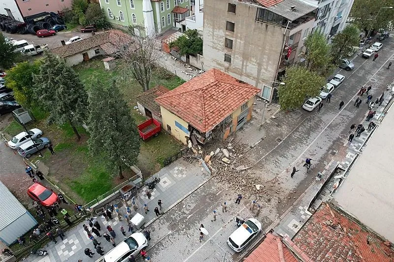 İki katlı binanın bir bölümü sarsıntıların ardından çöktü. (AA)