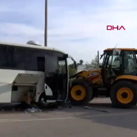 Minibüs iş makinesi ile çarpıştı