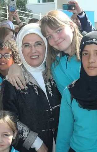 Emine Erdoğan'dan Maarif okullarına ziyaret