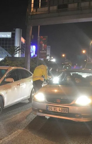 Son dakika: Sokağa çıkma kısıtlamasının ilk gecesinde polis ekiplerinden E-5'te trafik uygulaması: Kurallar uymayanlara ceza kesildi