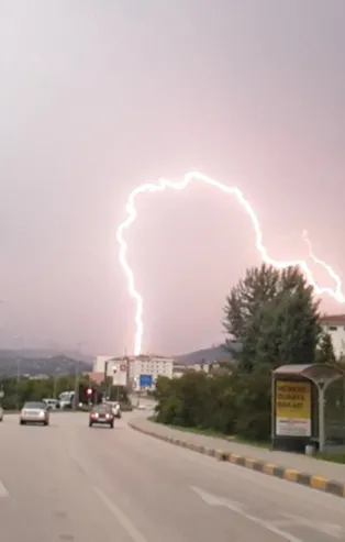 Şimşeklerin gökyüzündeki görsel şöleni
