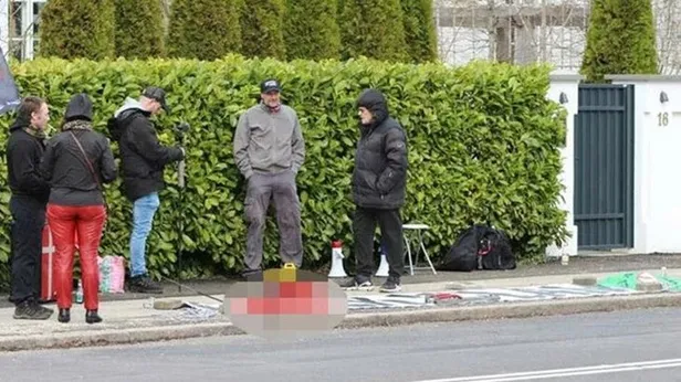 danimarkada-turk-buyukelciligi-onunde-alcak-saldiri-polis-korumasi-esliginde-kuran-i-kerimi-canli-yayinda-yakt-1691856414626.jpeg Danimarka'da Türk Büyükelçiliği önünde alçak saldırı! Polis koruması eşliğinde Kur'an-ı Kerim'i canlı yayında yaktılar-3