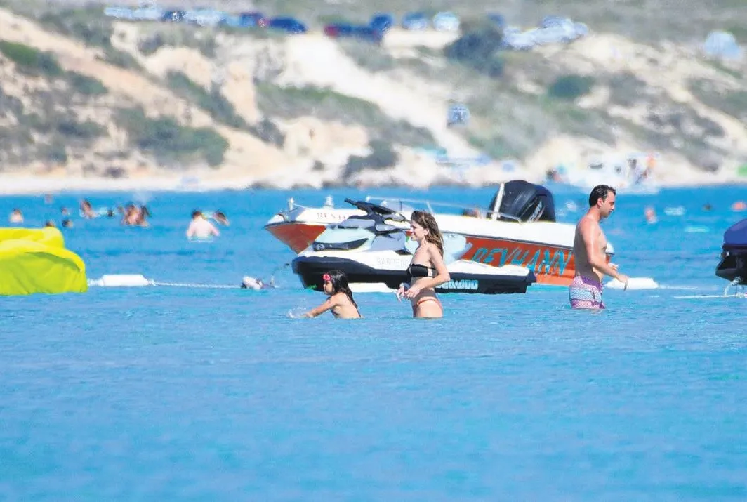 Yüzmek yerine kızını tercih etti