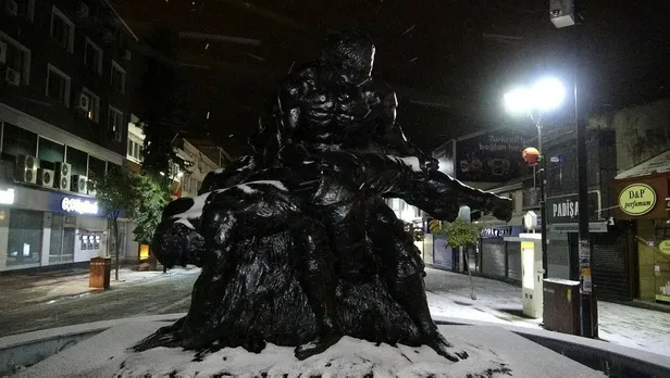 edirnede-gece-saatlerinde-etkisini-arttiran-kar-yagisi-1641953822246.jpeg Edirne'de gece saatlerinde etkisini arttıran kar yağışı yollarda buzlanma ve trafik kazalarını beraberinde getirdi-2