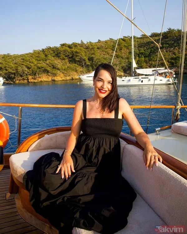 Yeni yıl öncesi aile pozunu yayınlayan Bengü’nün minik kızı dikkat çekti! Annesinin birebir kopyası olan Zeynep sosyal medyayı salladı - 1