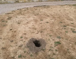 Arka bahçesinde bir delik gördü! İçini kazdı gözlerine inanamadı...