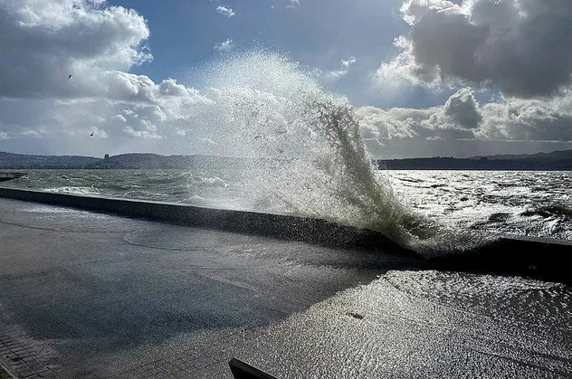 İzmir Konak'ta deniz taştı iş yerlerini su bastı!