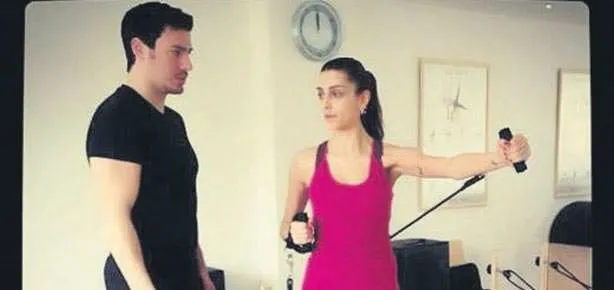 Özge ters döndü