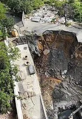 Gaziosmanpaşa’da inşaat kazısı sırasında yol çöktü! Facia drone ile görüntülendi