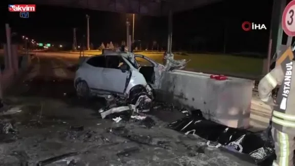 Tuzla Orhanlı gişelerinde otomobil hurdaya döndü: 1 ölü!