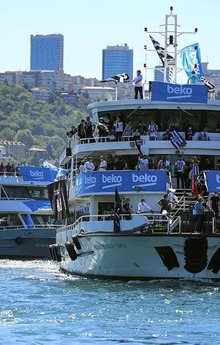 İstanbul Boğazı'nda görsel şölen! Süper Lig ve ZTK şampiyonu Beşiktaş, kutlamalara başladı