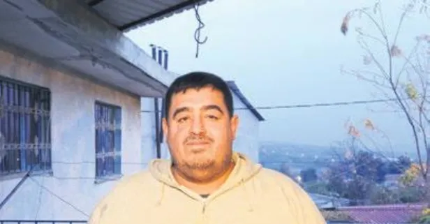 Hatay'da çamurlu ayakkabılarını çıkardı! Market alışverişini öyle yaptı: Yürekleri ısıttı