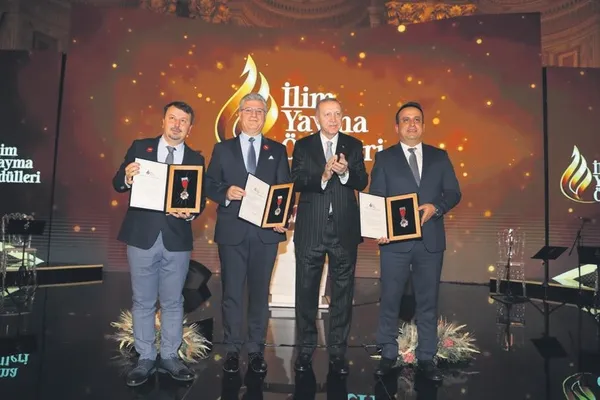 babasini-dinledi-turkiye-kazandi-1617936161632.jpeg Babasını dinledi Türkiye kazandı! Prof. Dr. Mehmet Zahmakıran büyük başarılara imza attı-5