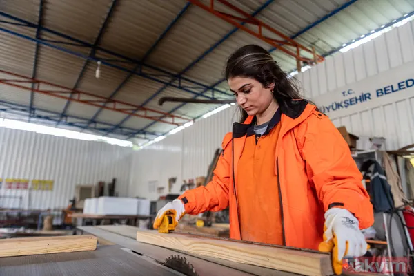 Tüm algıları yıktı! 27 yaşındaki ikiz annesi marangozlukla ailesini geçindiriyor - 5