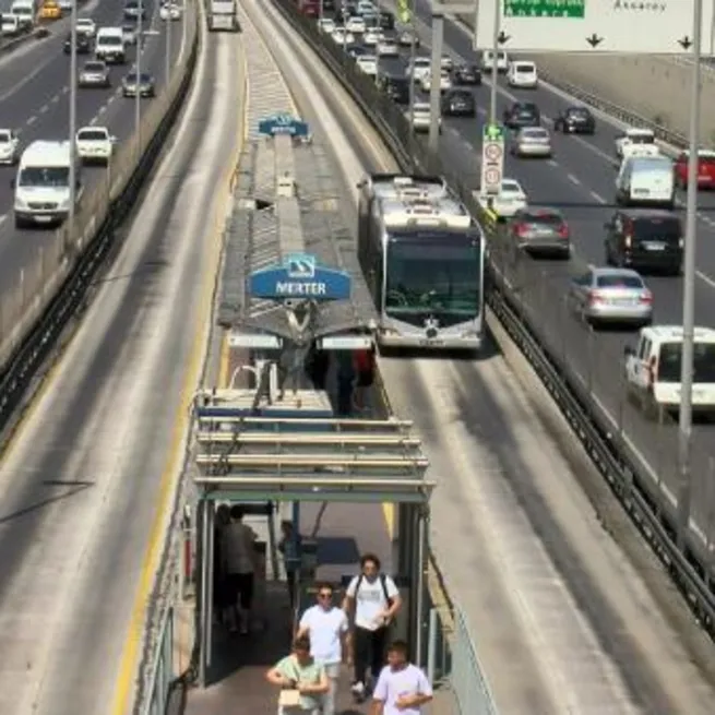 İstanbulda metrobüs yolu tarlaya döndü: Eriyen asfalt vatandaşları isyan ettirdi!