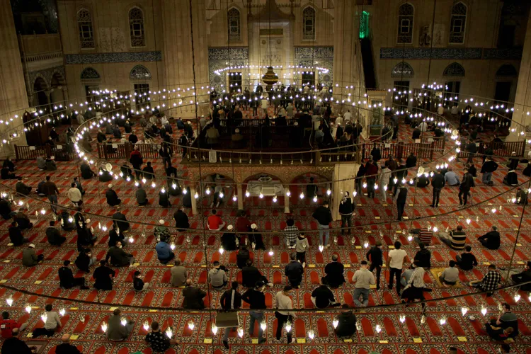 berat-kandili-namazi-saat-kacta-ne-zaman-kilinir-berat-kandili-namazi-kac-rekat-nasil-niyet-edilir-camiye-gidi-1708696810209.jpg 🧎♂️ Berat Kandili namazı kaç rekat, nasıl niyet edilir? BERAT KANDİLİ NAMAZI saat kaçta, ne zaman kılınır? 🕌 Camiye gidilir mi?-4