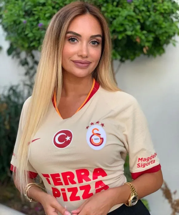 merve-buyuk-kimdir-adem-buyukun-esi-merve-buyuke-cakarli-arac-tepkisi-aciklama-geldi-1621667985216.jpg Merve Büyük kimdir? Adem Büyük'ün eşi Merve Büyük'e çakarlı araç tepkisi! Açıklama geldi...-2