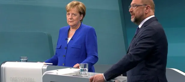 Merkel ve Schulz iyice sıyırdı!