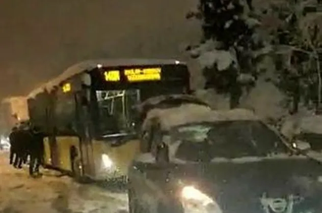 İETT rezaletinin en net iki görüntüsü: Otobüs vatandaşı değil vatandaş otobüsü taşıdı!  Onlarca otobüs garajda yattı