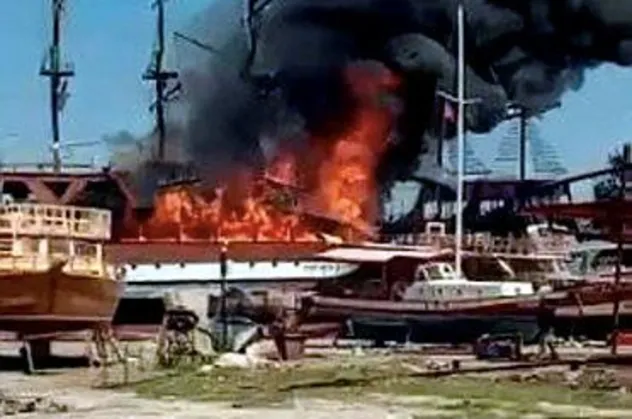 Son dakika: Antalya'nın Manavgat ilçesinde İki gezi teknesi, çıkan yangında zarar gördü