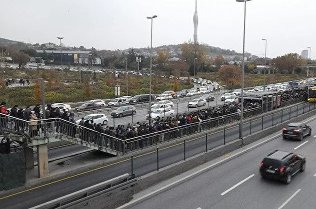İstanbul'da metrobüs durakları yine kilit! Vatandaşlar sosyal medyada isyan etti